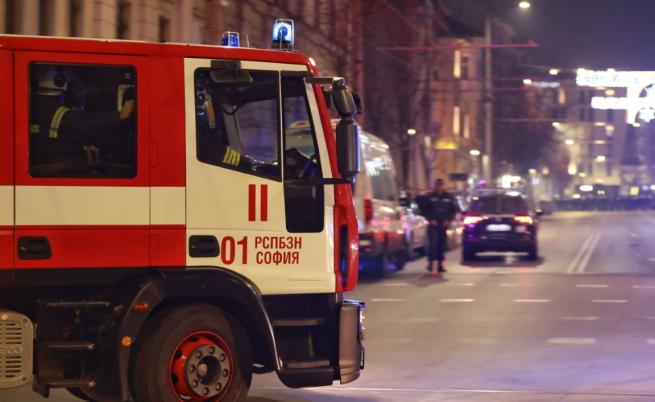 Пожар в блок в София, евакуираха 20 души
