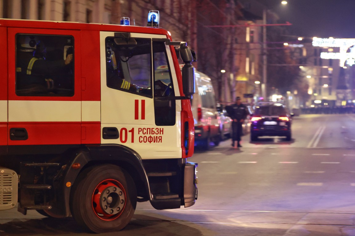 Пожар в блок в София, евакуираха 20 души