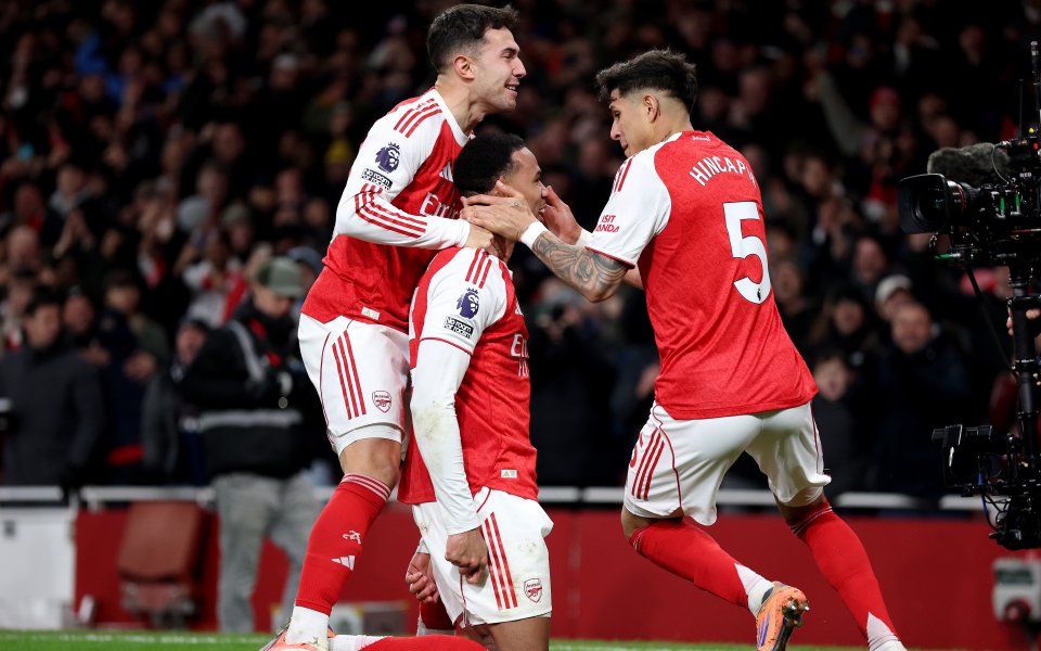 Арсенал разби Астън Вила и остава на върха