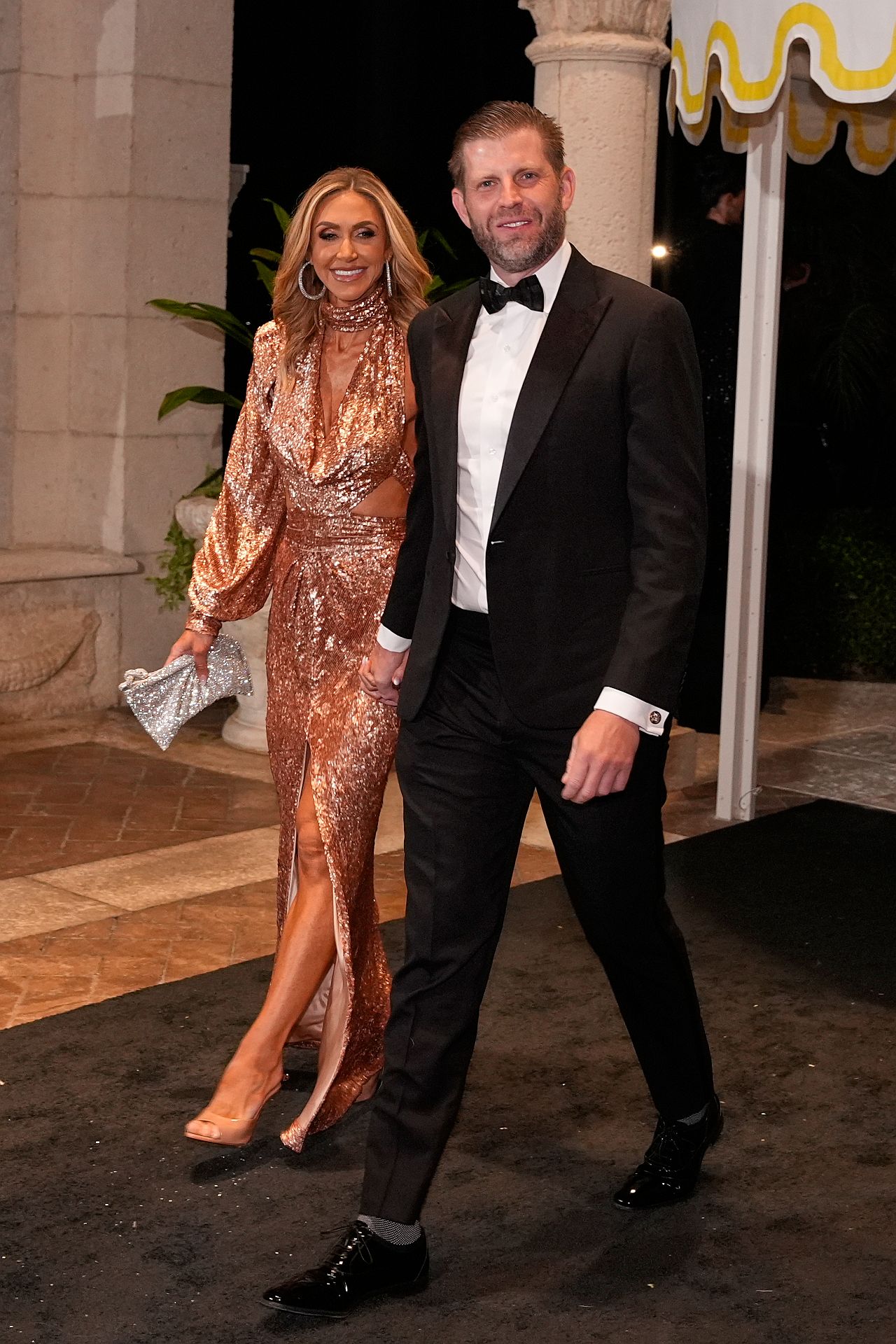 <p>Президентът на САЩ Доналд Тръмп и първата дама Мелания Тръмп бяха домакини на бляскавото новогодишно парти, изпълнено с привърженици на MAGA, в Мар-а-Лаго в сряда вечер.</p>