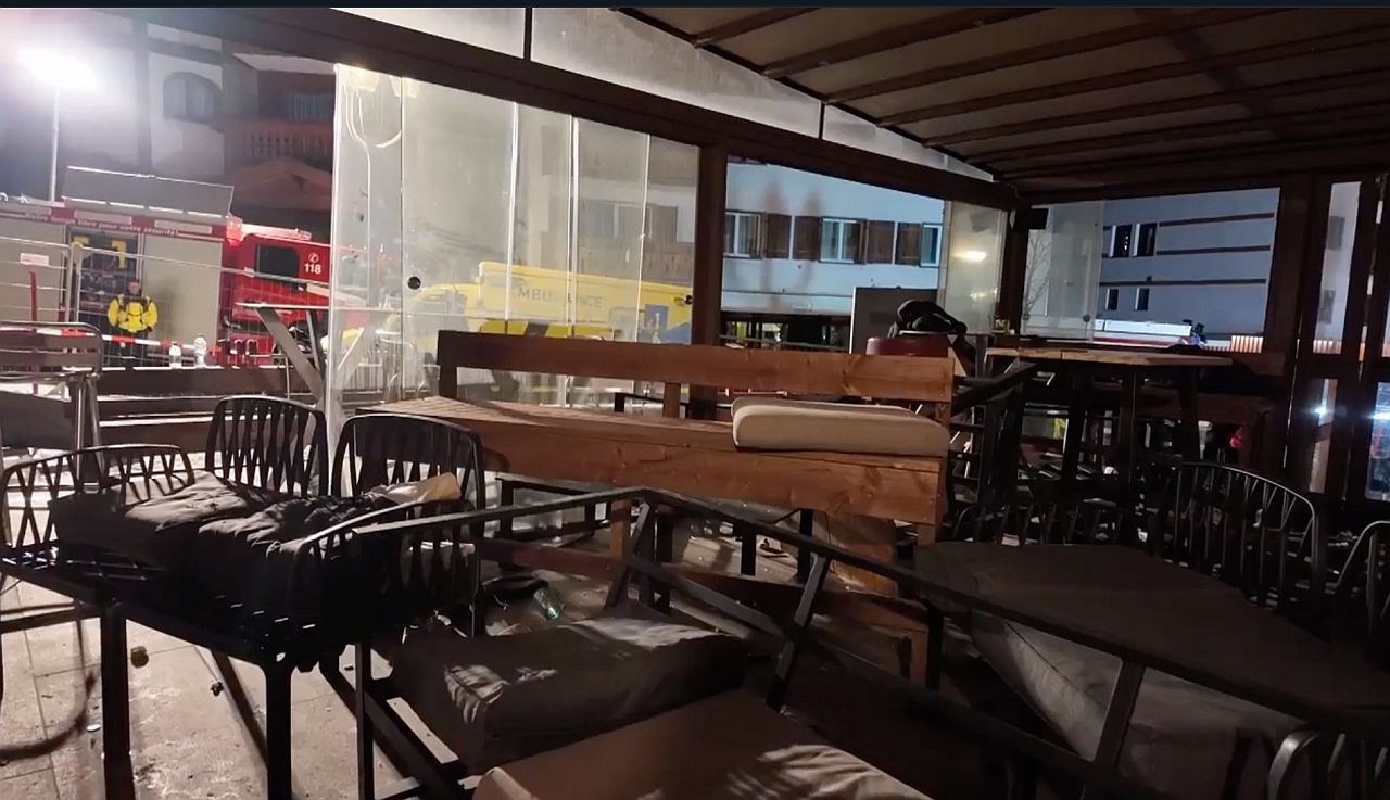 <p>Около 1:30 ч. местно време на 1 януари в сутерена на &bdquo;Льо Констеласион&ldquo; &ndash; популярно заведение, разположено в центъра на алпийския курорт Кран Монтана, избухва пожар. Загинали са около 40 души, а ранените са над 100.</p>