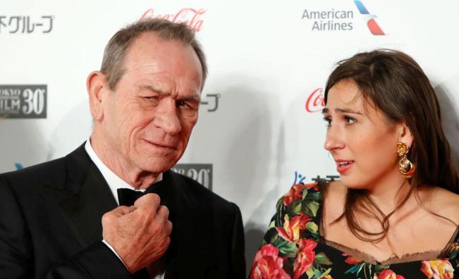 Коя беше дъщерята на Томи Лий Джоунс – Виктория, и какво знаем за проблемното ѝ минало