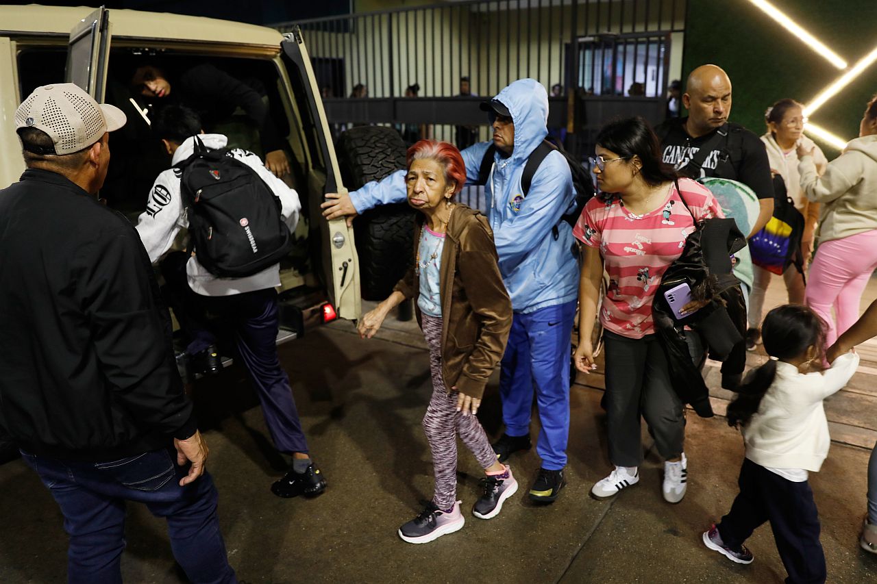 <p>Президентът на САЩ Доналд Тръмп е наредил въздушни удари по цели във венецуелската столица Каракас, включително военни бази. Най-малко седем експлозии отекнаха днес в столицата на Венецуела, над която ниско са прелетели самолети. Хора масово са наизлезли в паника от домовете си на улиците.</p>