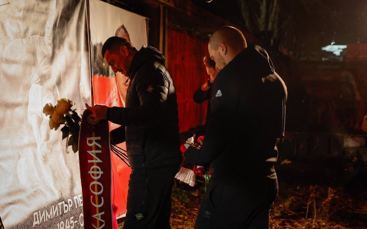 Десетки отдадоха почит на Димитър Пенев пред „Българска армия“