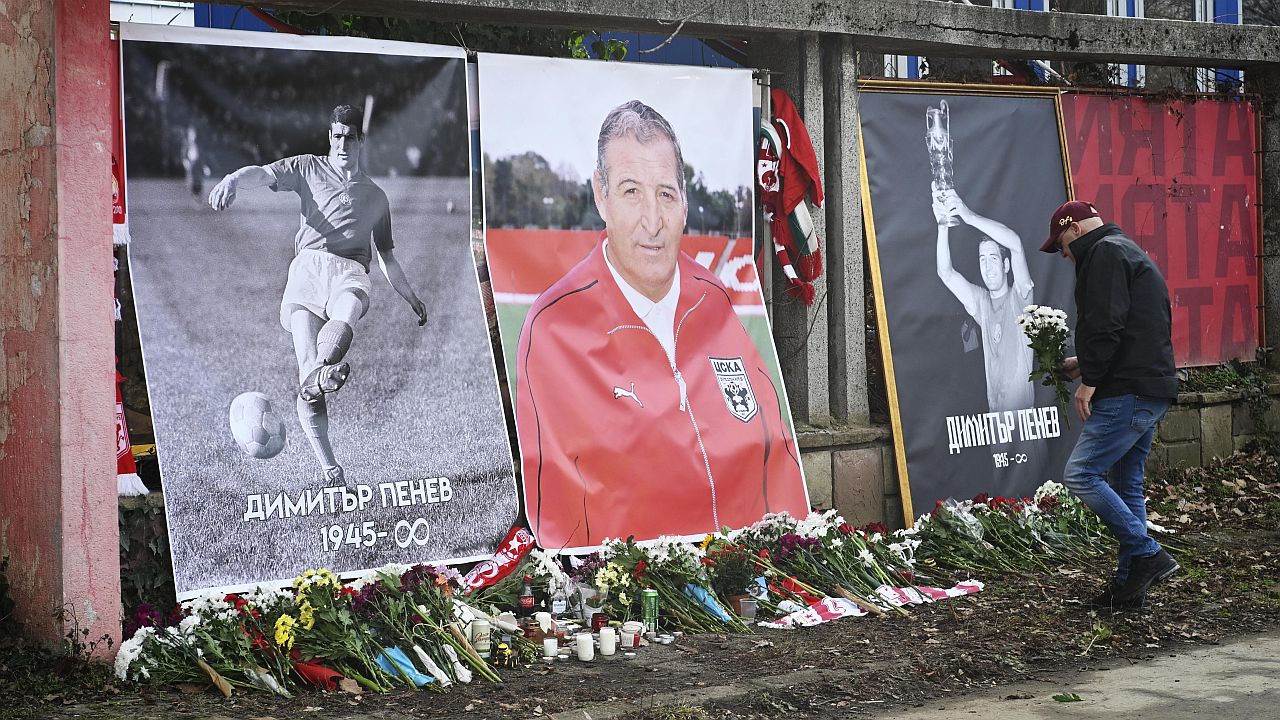 <p>Стотици българи се стекоха пред централния вход на стадион &bdquo;Българска армия&ldquo; в столицата, за да отдадат почит на Димитър Пенев. От вчера вечерта пред &bdquo;Армията&ldquo; беше оформен специален възпоменателен кът, където всеки може да се сбогува с Пената с цветя, да запали свещ или да остави предмет за спомен.</p>