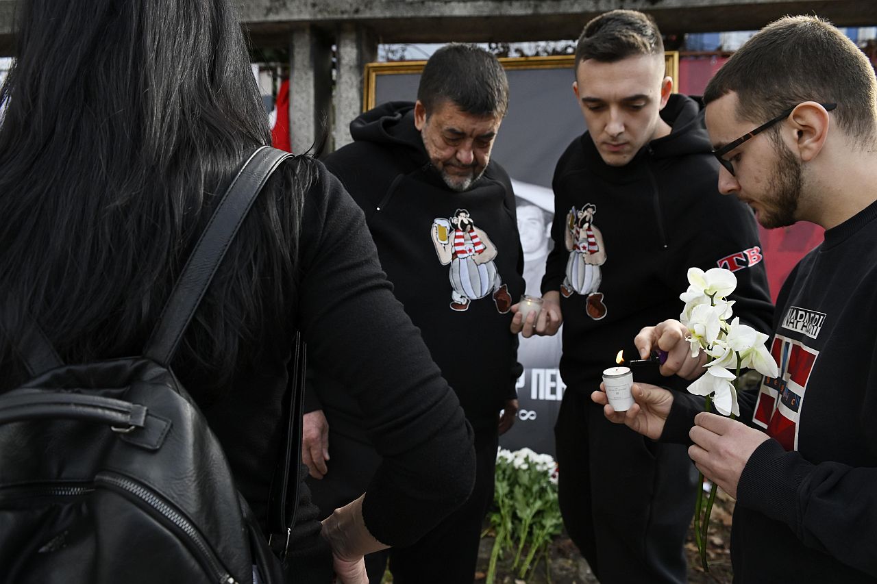 <p>Стотици българи се стекоха пред централния вход на стадион &bdquo;Българска армия&ldquo; в столицата, за да отдадат почит на Димитър Пенев. От вчера вечерта пред &bdquo;Армията&ldquo; беше оформен специален възпоменателен кът, където всеки може да се сбогува с Пената с цветя, да запали свещ или да остави предмет за спомен.</p>