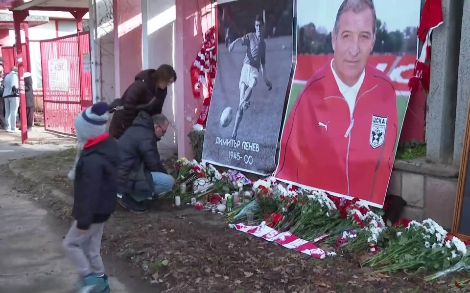 Малки и големи продължават да отдават почит на Димитър Пенев пред 