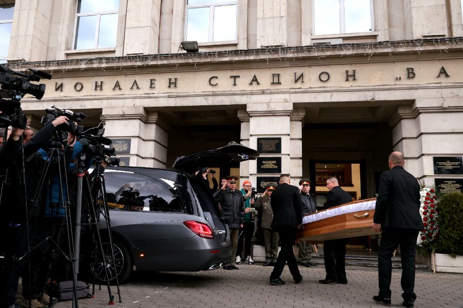 <p>България се прощава с легендарния футболен треньор Димитър Пенев.</p>