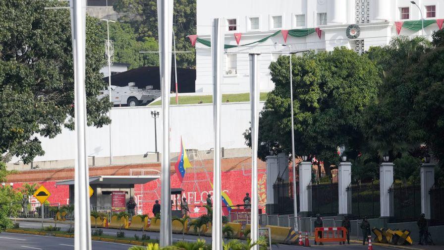 Охрана пред двореца "Мирафлорес" в Каракас