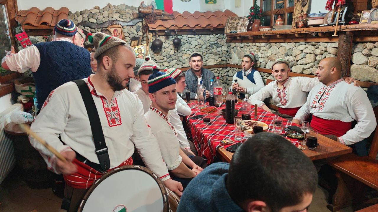 <p>Мъжкото хоро влезе във водите на река Тунджа в Калофер в 8.00 часа днес, 6 януари. Кулминацията в града на Ботев идва с мъжкото хоро във водата. Свещеникът хвърли кръста, а извадилият го го предаде на най-младия участник в хорото. Тази година - 2026 г, това е Антон от Калофер, който е на година и половина.</p>