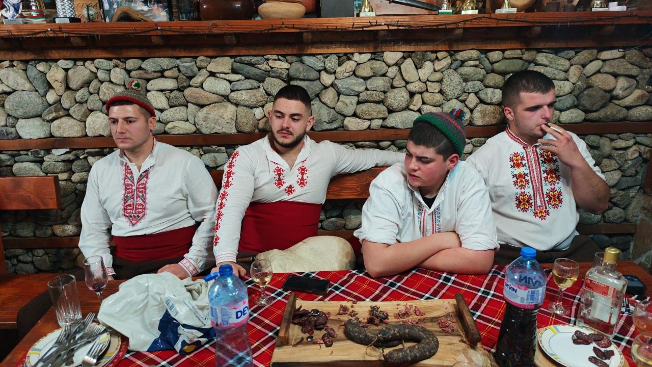 <p>Мъжкото хоро влезе във водите на река Тунджа в Калофер в 8.00 часа днес, 6 януари. Кулминацията в града на Ботев идва с мъжкото хоро във водата. Свещеникът хвърли кръста, а извадилият го го предаде на най-младия участник в хорото. Тази година - 2026 г, това е Антон от Калофер, който е на година и половина.</p>