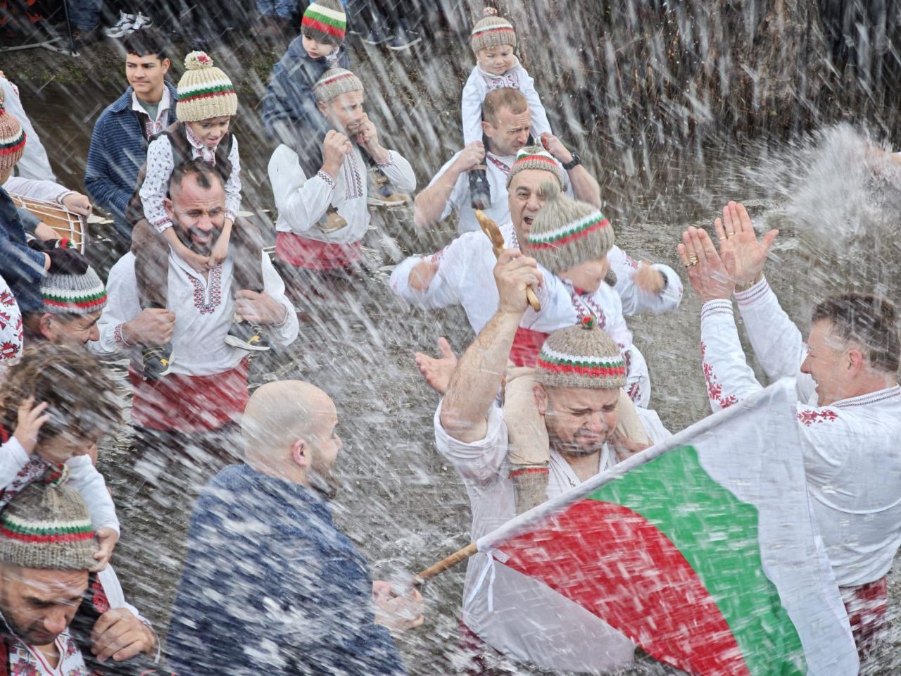 <p>Мъжкото хоро влезе във водите на река Тунджа в Калофер в 8.00 часа днес, 6 януари. Кулминацията в града на Ботев идва с мъжкото хоро във водата. Свещеникът хвърли кръста, а извадилият го го предаде на най-младия участник в хорото. Тази година - 2026 г, това е Антон от Калофер, който е на година и половина.</p>