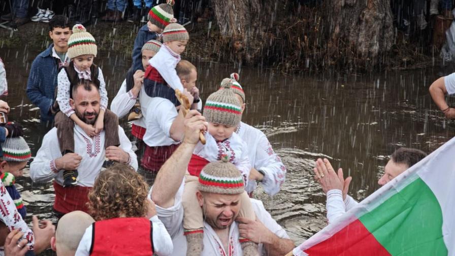 Мъжкото хоро в Калофер