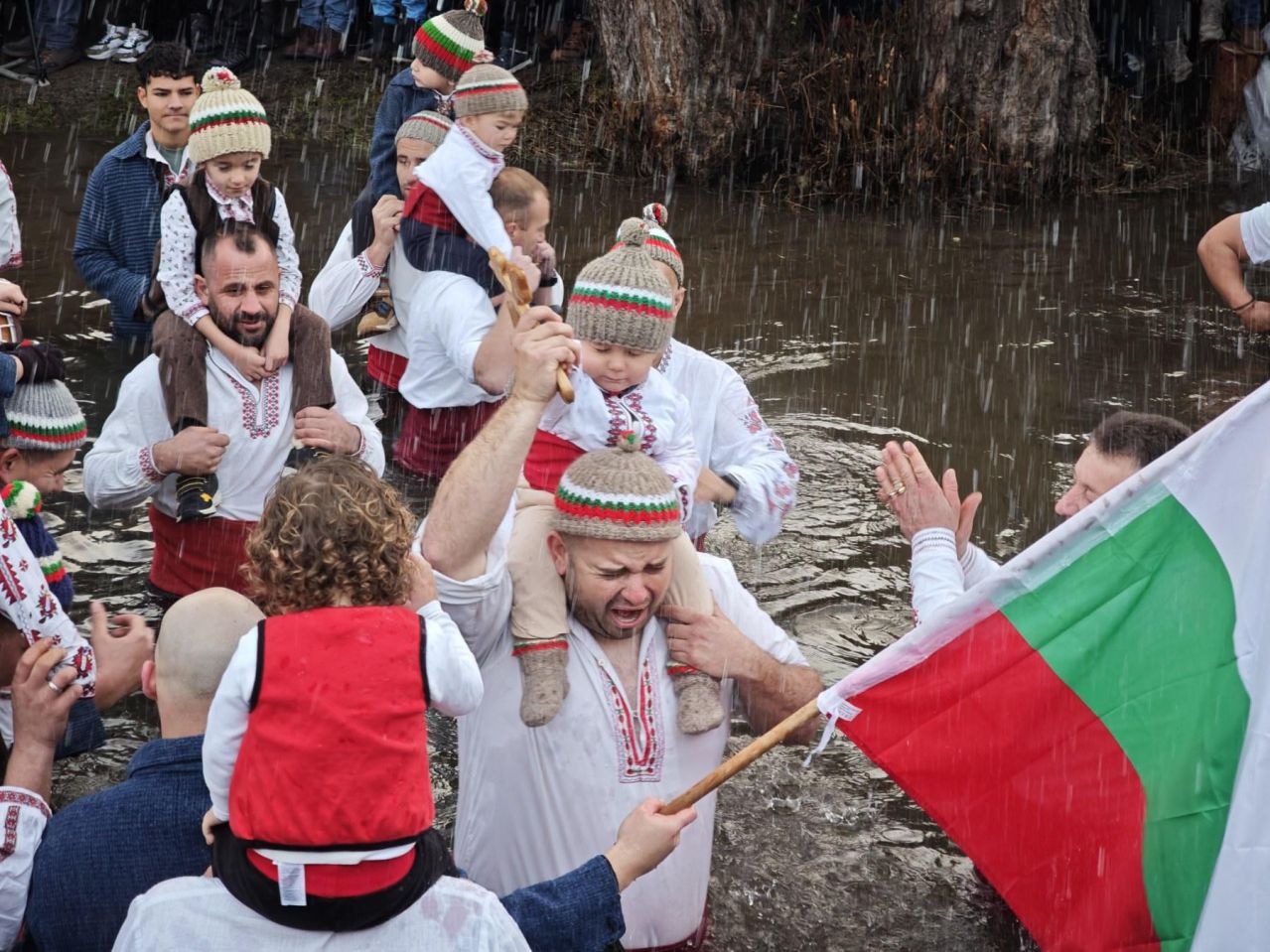 <p>Мъжкото хоро влезе във водите на река Тунджа в Калофер в 8.00 часа днес, 6 януари. Кулминацията в града на Ботев идва с мъжкото хоро във водата. Свещеникът хвърли кръста, а извадилият го го предаде на най-младия участник в хорото. Тази година - 2026 г, това е Антон от Калофер, който е на година и половина.</p>