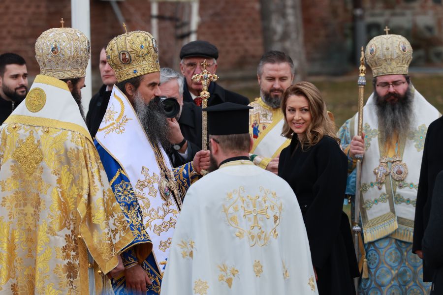 <p>Пред паметника на Незнайния воин в София беше отслужен традиционният богоявленски водосвет на бойните знамена, флаговете и знамената-светини на Българската армия.</p>