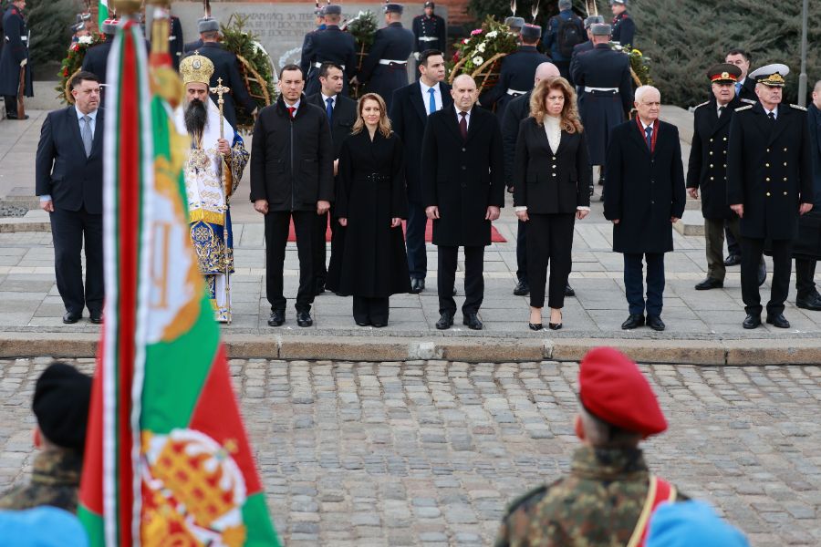 <p>Пред паметника на Незнайния воин в София беше отслужен традиционният богоявленски водосвет на бойните знамена, флаговете и знамената-светини на Българската армия.</p>