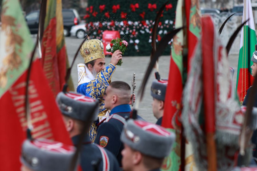 <p>Пред паметника на Незнайния воин в София беше отслужен традиционният богоявленски водосвет на бойните знамена, флаговете и знамената-светини на Българската армия.</p>