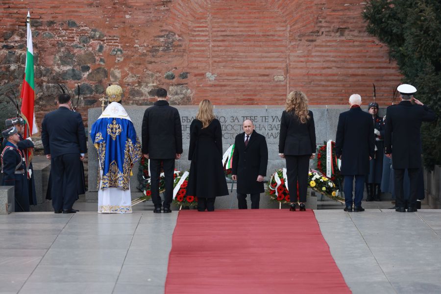 <p>Пред паметника на Незнайния воин в София беше отслужен традиционният богоявленски водосвет на бойните знамена, флаговете и знамената-светини на Българската армия.</p>