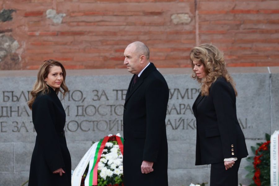 <p>Пред паметника на Незнайния воин в София беше отслужен традиционният богоявленски водосвет на бойните знамена, флаговете и знамената-светини на Българската армия.</p>