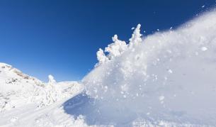 Лавина уби двама скиори във Френските Алпи