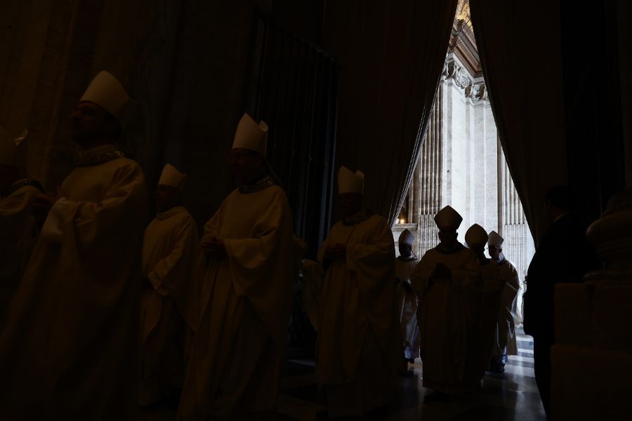 <p>С призиви за мир, с пожелание за надежда и с предупреждение срещу самозабравата на властимащите, папа Лъв Четиринадесети сложи край с тържествена литургия на Богоявление на Юбилея на Римокатолическата църква. Вчера папата затвори и последната от светите врати, отворени за Юбилейната година &ndash; тази във ватиканската базилика &bdquo;Свети Петър&ldquo;, след като в периода 25 декември - 2 януари последователно бяха затворени светите двери и в римските базилики &bdquo;Санта Мария Маджоре&ldquo;, &bdquo;Сан Паоло фуори ле Мура&ldquo;, &bdquo;Сан Джовани ин Латерано&ldquo; и специалната света врата, отворена по настояване на предходния папа Франциск в римския затвор "Ребибия", обобщават италиански медии.</p>