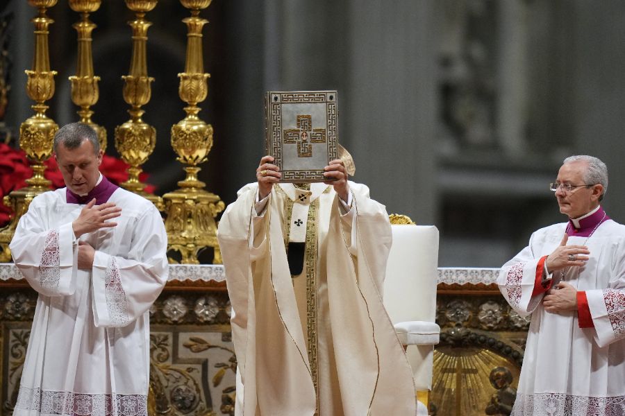 <p>С призиви за мир, с пожелание за надежда и с предупреждение срещу самозабравата на властимащите, папа Лъв Четиринадесети сложи край с тържествена литургия на Богоявление на Юбилея на Римокатолическата църква. Вчера папата затвори и последната от светите врати, отворени за Юбилейната година &ndash; тази във ватиканската базилика &bdquo;Свети Петър&ldquo;, след като в периода 25 декември - 2 януари последователно бяха затворени светите двери и в римските базилики &bdquo;Санта Мария Маджоре&ldquo;, &bdquo;Сан Паоло фуори ле Мура&ldquo;, &bdquo;Сан Джовани ин Латерано&ldquo; и специалната света врата, отворена по настояване на предходния папа Франциск в римския затвор "Ребибия", обобщават италиански медии.</p>