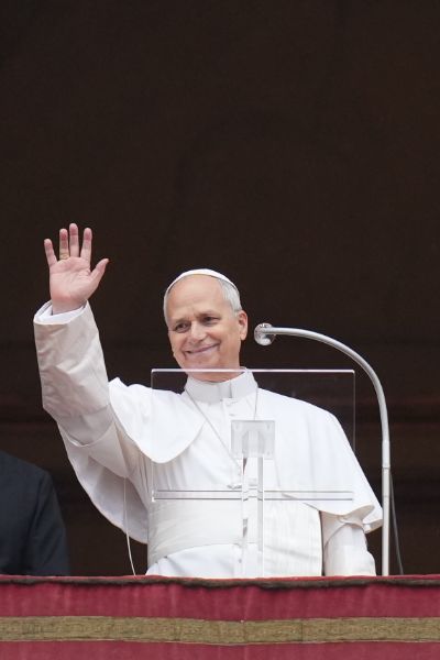 <p>С призиви за мир, с пожелание за надежда и с предупреждение срещу самозабравата на властимащите, папа Лъв Четиринадесети сложи край с тържествена литургия на Богоявление на Юбилея на Римокатолическата църква. Вчера папата затвори и последната от светите врати, отворени за Юбилейната година &ndash; тази във ватиканската базилика &bdquo;Свети Петър&ldquo;, след като в периода 25 декември - 2 януари последователно бяха затворени светите двери и в римските базилики &bdquo;Санта Мария Маджоре&ldquo;, &bdquo;Сан Паоло фуори ле Мура&ldquo;, &bdquo;Сан Джовани ин Латерано&ldquo; и специалната света врата, отворена по настояване на предходния папа Франциск в римския затвор "Ребибия", обобщават италиански медии.</p>