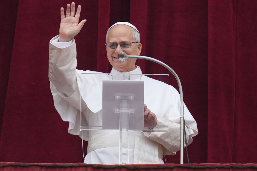 <p>С призиви за мир, с пожелание за надежда и с предупреждение срещу самозабравата на властимащите, папа Лъв Четиринадесети сложи край с тържествена литургия на Богоявление на Юбилея на Римокатолическата църква. Вчера папата затвори и последната от светите врати, отворени за Юбилейната година &ndash; тази във ватиканската базилика &bdquo;Свети Петър&ldquo;, след като в периода 25 декември - 2 януари последователно бяха затворени светите двери и в римските базилики &bdquo;Санта Мария Маджоре&ldquo;, &bdquo;Сан Паоло фуори ле Мура&ldquo;, &bdquo;Сан Джовани ин Латерано&ldquo; и специалната света врата, отворена по настояване на предходния папа Франциск в римския затвор "Ребибия", обобщават италиански медии.</p>