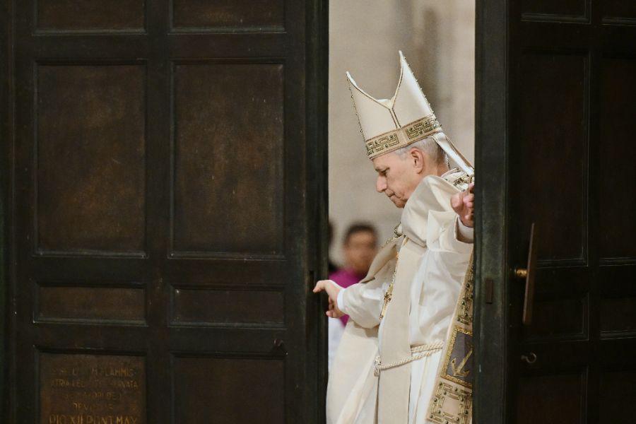 <p>С призиви за мир, с пожелание за надежда и с предупреждение срещу самозабравата на властимащите, папа Лъв Четиринадесети сложи край с тържествена литургия на Богоявление на Юбилея на Римокатолическата църква. Вчера папата затвори и последната от светите врати, отворени за Юбилейната година &ndash; тази във ватиканската базилика &bdquo;Свети Петър&ldquo;, след като в периода 25 декември - 2 януари последователно бяха затворени светите двери и в римските базилики &bdquo;Санта Мария Маджоре&ldquo;, &bdquo;Сан Паоло фуори ле Мура&ldquo;, &bdquo;Сан Джовани ин Латерано&ldquo; и специалната света врата, отворена по настояване на предходния папа Франциск в римския затвор "Ребибия", обобщават италиански медии.</p>