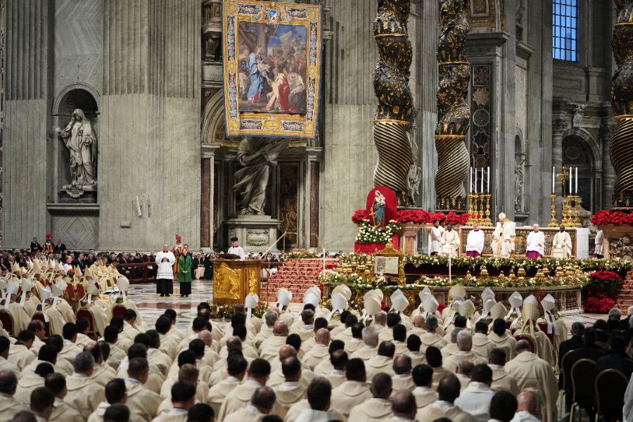 <p>С призиви за мир, с пожелание за надежда и с предупреждение срещу самозабравата на властимащите, папа Лъв Четиринадесети сложи край с тържествена литургия на Богоявление на Юбилея на Римокатолическата църква. Вчера папата затвори и последната от светите врати, отворени за Юбилейната година &ndash; тази във ватиканската базилика &bdquo;Свети Петър&ldquo;, след като в периода 25 декември - 2 януари последователно бяха затворени светите двери и в римските базилики &bdquo;Санта Мария Маджоре&ldquo;, &bdquo;Сан Паоло фуори ле Мура&ldquo;, &bdquo;Сан Джовани ин Латерано&ldquo; и специалната света врата, отворена по настояване на предходния папа Франциск в римския затвор "Ребибия", обобщават италиански медии.</p>