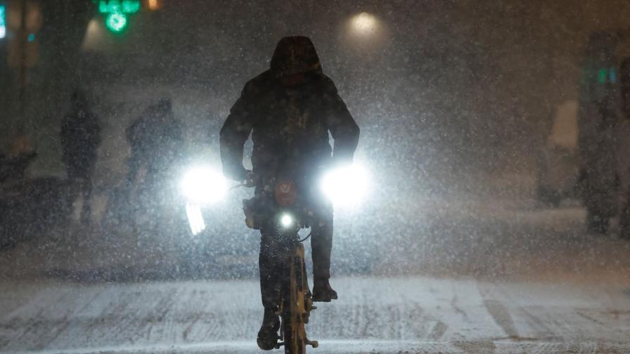 Смъртоносна зима и хаос в Европа: Жертви, блокирани летища и стотици отменени полети