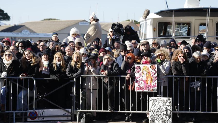 Прощаване с една икона: Погребението на...