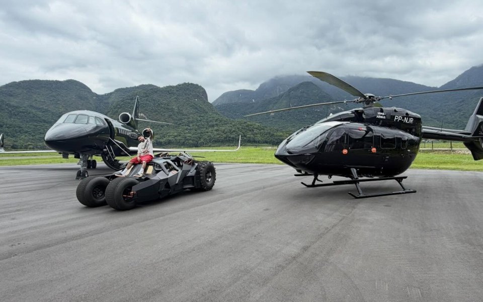 Неймар показа батмобил, хеликоптер и самолет за 50 млн. евро