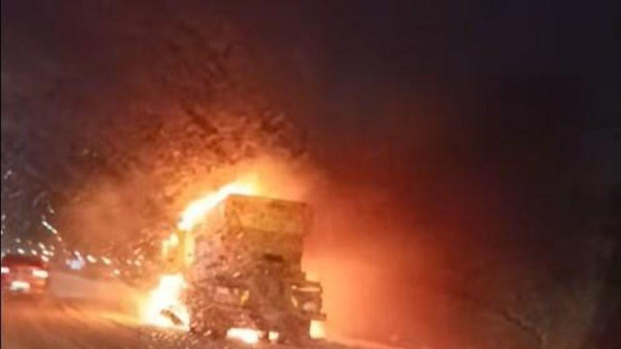 Снегорин пламна на Северната тангента в София, образува се километрично задръстване