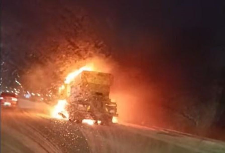 Снегорин пламна на Северната тангента в София, образува се километрично задръстване