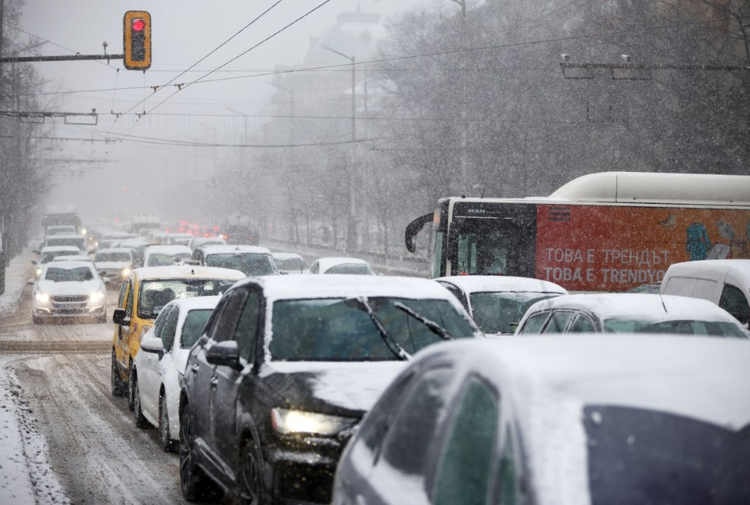 <p>Интензивен сняг тази сутрин затрудни придвижването в София. През нощта валя дъжд, но около 04:00 премина в сняг. Рязко паднаха и температурите.</p>