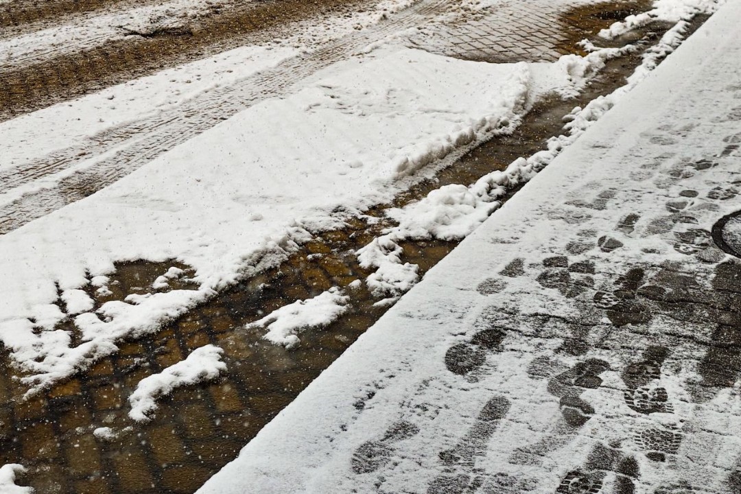 <p>Интензивен сняг тази сутрин затрудни придвижването в София. През нощта валя дъжд, но около 04:00 премина в сняг. Рязко паднаха и температурите.</p>