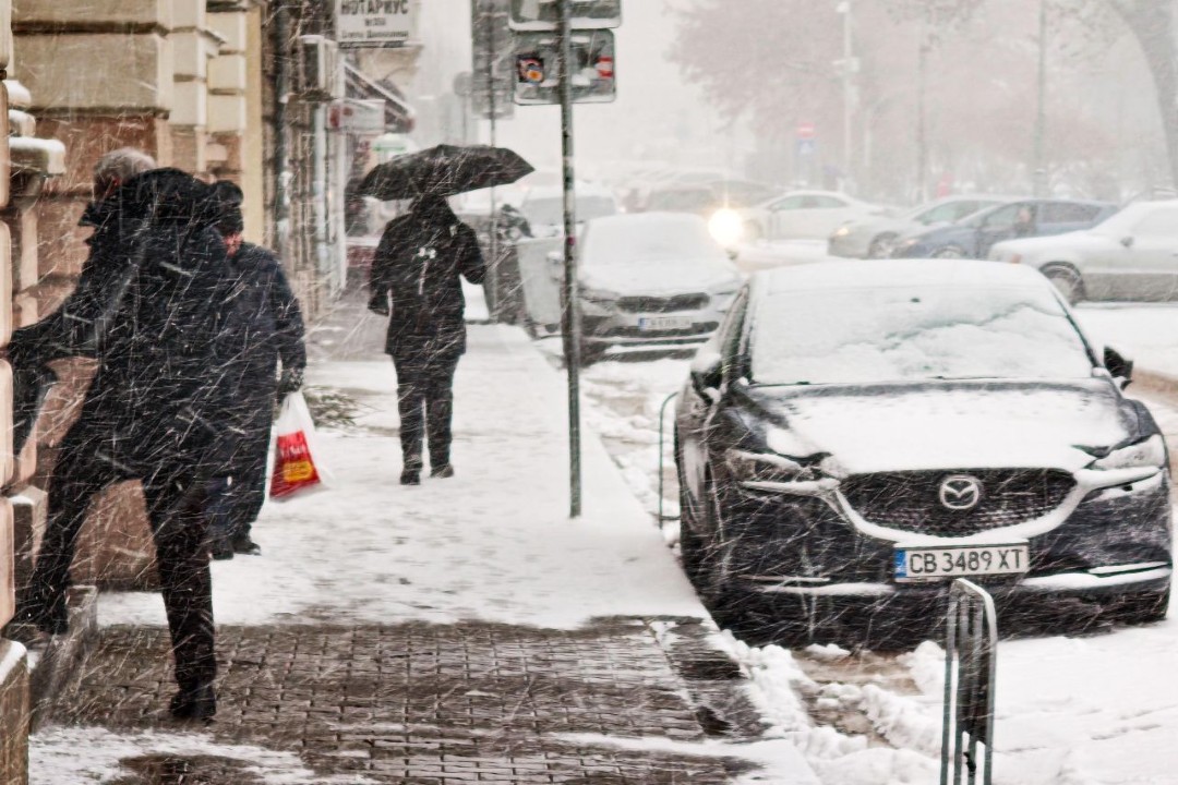 <p>Интензивен сняг тази сутрин затрудни придвижването в София. През нощта валя дъжд, но около 04:00 премина в сняг. Рязко паднаха и температурите.</p>