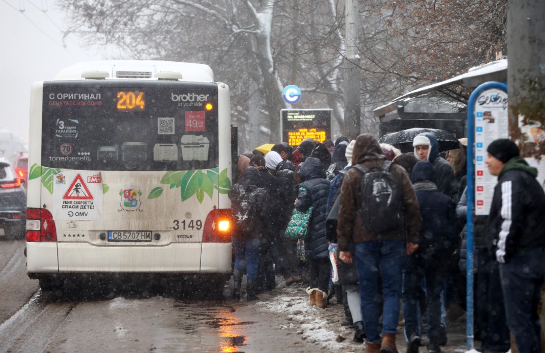 <p>Интензивен сняг тази сутрин затрудни придвижването в София. През нощта валя дъжд, но около 04:00 премина в сняг. Рязко паднаха и температурите.</p>