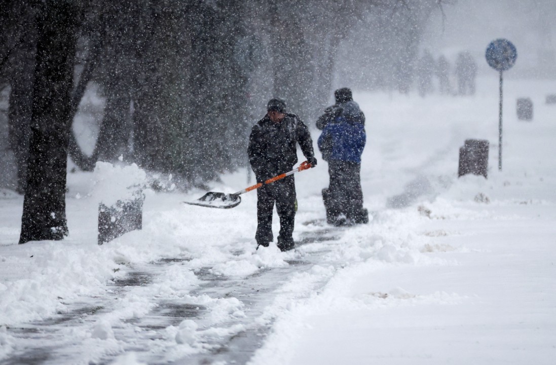<p>Интензивен сняг тази сутрин затрудни придвижването в София. През нощта валя дъжд, но около 04:00 премина в сняг. Рязко паднаха и температурите.</p>