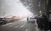 Сняг и поледици в София, затруднен ли е трафикът