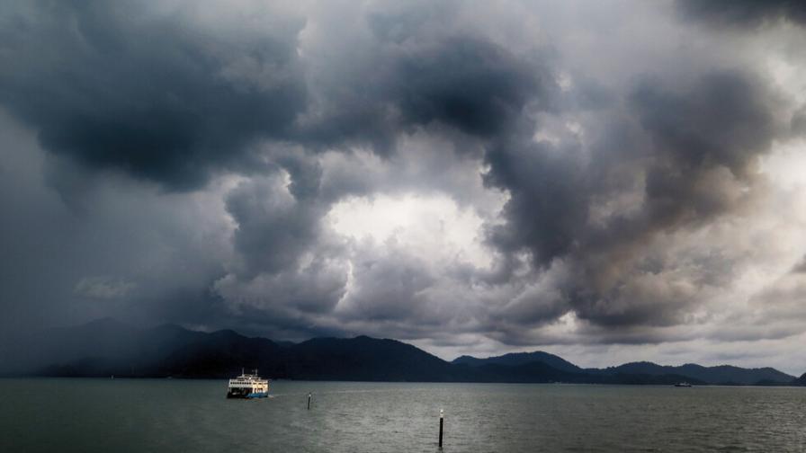 Мощни ветрове затвориха ключови гръцки пристанища, фериботите са спрени