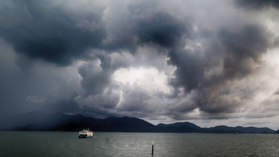 Мощни ветрове затвориха ключови гръцки пристанища, фериботите са спрени