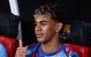 Фен поиска да целуне краката на Ямал – вижте как реагира звездата на Барселона