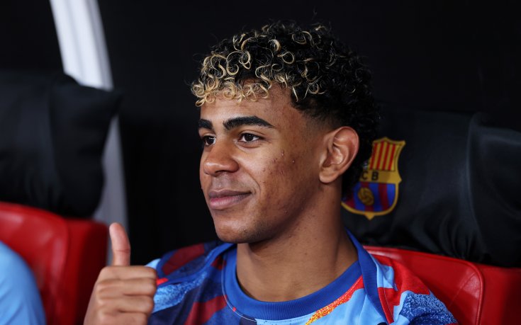 Фен поиска да целуне краката на Ямал – вижте как реагира звездата на Барселона