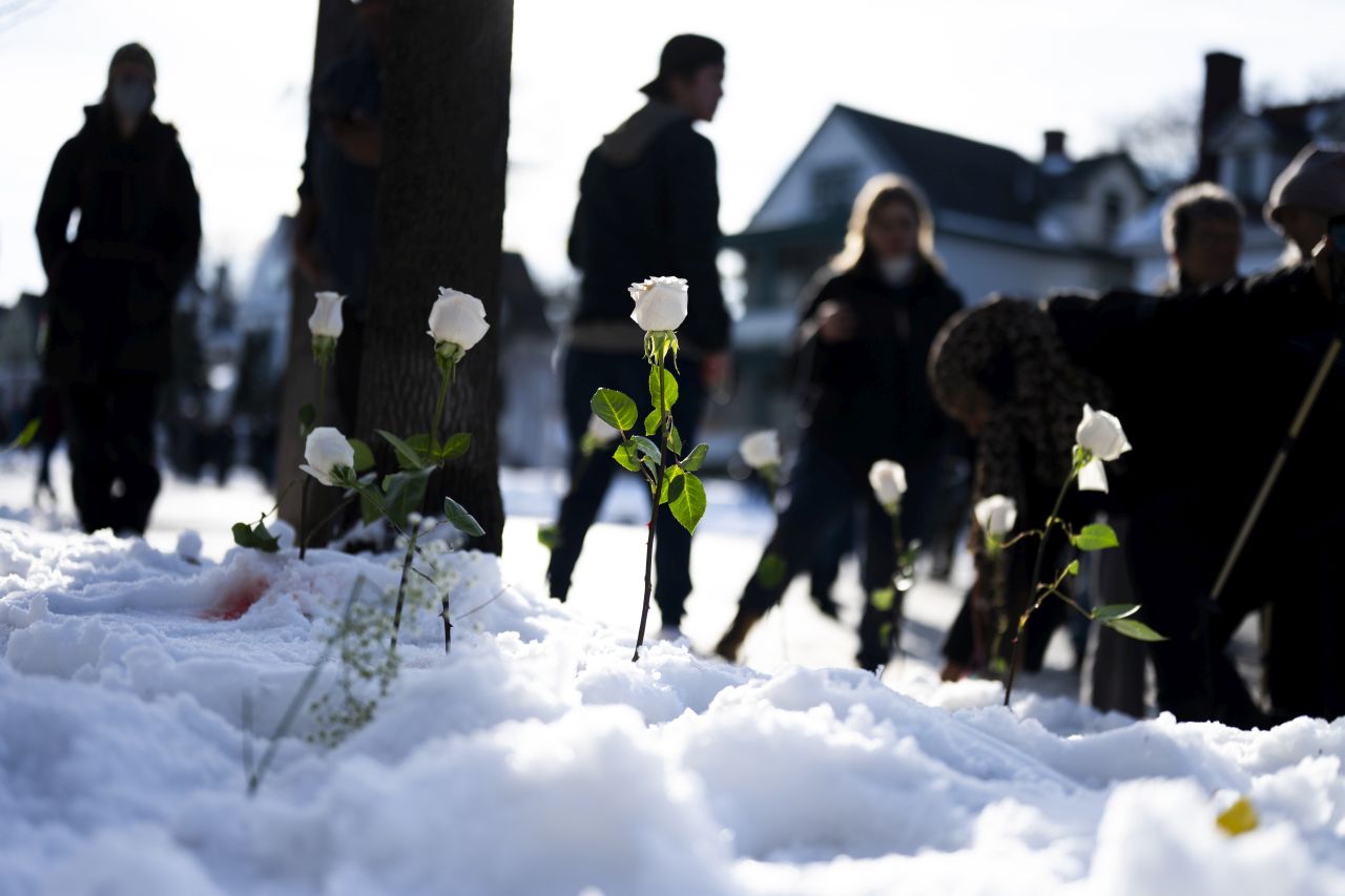 <p>САЩ са обхванати от протести и траур, след като 37-годишната Рене Никол Гуд беше смъртоносно простреляна от агент на ICE в Минеаполис, а кадри от стрелбата, демонстрациите и белите рози върху окървавения сняг обиколиха страната.</p>