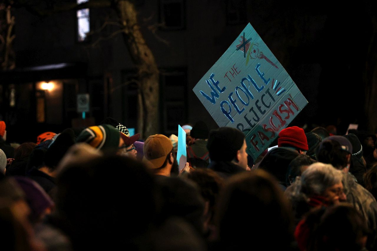 <p>САЩ са обхванати от протести и траур, след като 37-годишната Рене Никол Гуд беше смъртоносно простреляна от агент на ICE в Минеаполис, а кадри от стрелбата, демонстрациите и белите рози върху окървавения сняг обиколиха страната.</p>