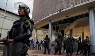 <p>Взривно устройство удари депутат в Хондурас насред политически сблъсък</p>