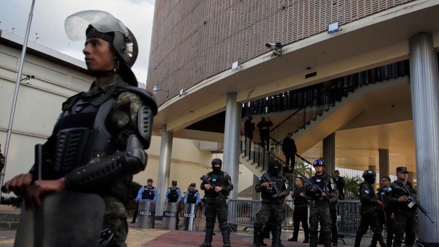 <p>Взривно устройство удари депутат в Хондурас насред политически сблъсък</p>