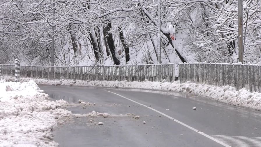 Близо 500 снегорина обработват републиканските пътища